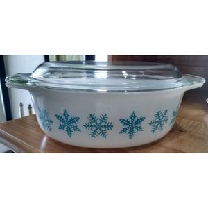 Pyrex 1.5 Quart Oval Casserole Dish & Lid White Blue Snowflakes